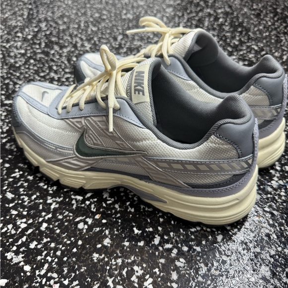 Nike Air Initiator Men’s Size 10 Running Shoes - Picture 4 of 9